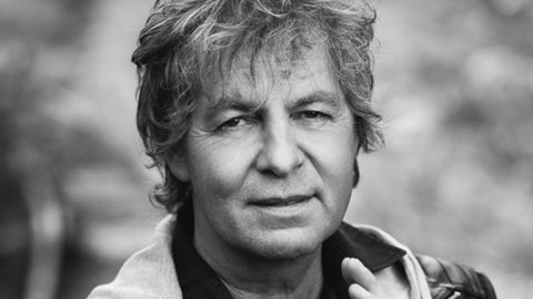 Peter Freudenthaler, Sänger und Gründungsmitglied der deutschen Band Fools Garden, ist zu Gast in der Meilensteine Folge über das Album "Stärker als die Zeit" von Udo Lindenberg.