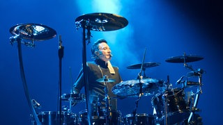 Auf den ersten Blick oder den ersten Höreindruck scheint die Musik nur albern und oberflächlich zu sein, dabei hat eigentlich alles, was die Ärzte musikalisch so von sich geben, mindestens einen "doppelten Boden", erklärt Musikredakteur Johannes Heuft im Podcast. Hier sehen wir Ärzte-Schlagzeuger und -Sänger Bela B. Felsenheimer. | "Le Frisur" von Die Ärzte