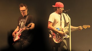 2001 haben die amerikanischen Punkrocker von Blink-182 ihr Album "Take Off Your Pants And Jacket" herausgebracht, auf dem auch Hits wie "The Rock Show" oder "First Date" sind.