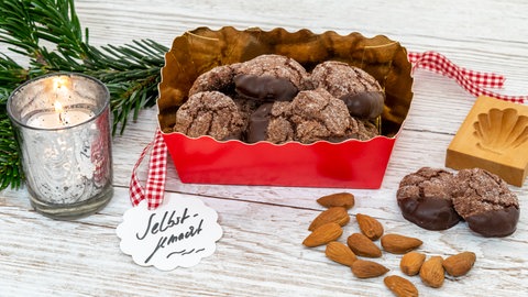 Samtige Pfötchen aus Schoko und Mandeln