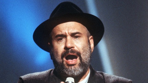 Drafi Deutscher singt mit Mikro 