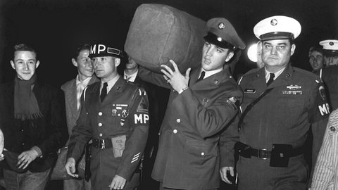 Erst kamen seine Hits nach Europa, dann folgte er selbst als Soldat: Der King of Rock 'n' Roll Elvis Presley leistete große Teile seines Militärdienstes in der US Army im hessischen Friedberg ab.