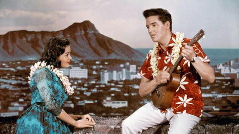 Der Hit "Can't Help Falling in Love" erschien auf dem Soundtrack zum Film "Blue Hawaii". In dem Streifen sang Elvis Presley das Lied zur Melodie einer Spieldose.