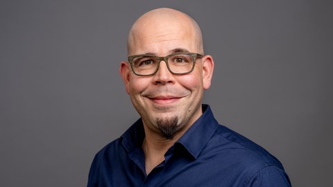 Porträt von SWR4 Redakteur Stefan Klotz im dunkelblauen Hemd
