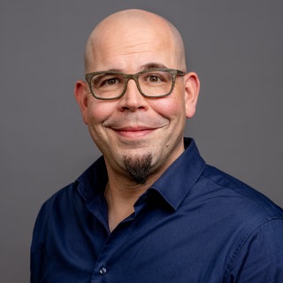 Porträt von SWR4 Redakteur Stefan Klotz im dunkelblauen Hemd