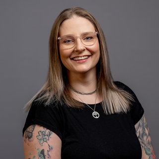 Porträt von SWR4 Redakteurin Melanie Seiß im schwarzen T-Shirt