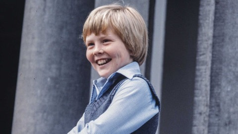 Der junge Willem-Alexander der Niederlande spitzbübisch lachend auf dem Koninginnedag 1978
