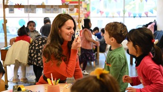 Prinzessin Kate bastelt mit Kindern in einer Kinderbetreuungseinrichtung.