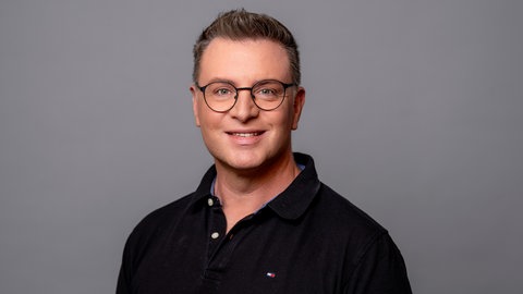 Porträt von SWR4 Redakteur Thomas Buck im schwarzen Polo-Shirt