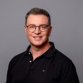Porträt von SWR4 Redakteur Thomas Buck im schwarzen Polo-Shirt
