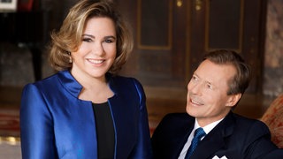 Großherzog Henri und Großherzogin Maria Teresa lächelnd im Porträt, er schaut sie an