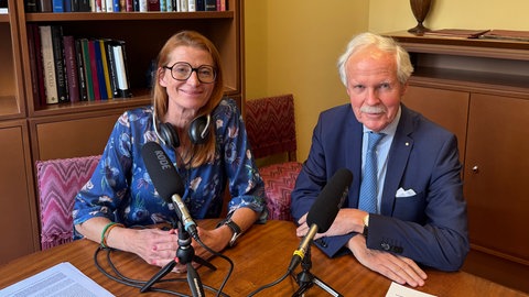 Royalexpertin Annelie Malun und Luxemburg-Kenner Pierre Even sitzen beim Interview vor Mikrofonen.