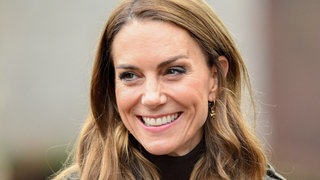 Royals im Rampenlicht: Die britische Prinzessin Kate lächelt mit langen gewellten Haaren