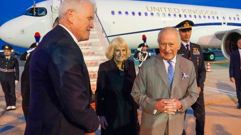 König Charles und Königin Camilla steigen aus ihrem Flugzeug