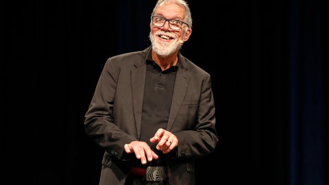 Wolfgang Trepper live im Theater auf der Bühne