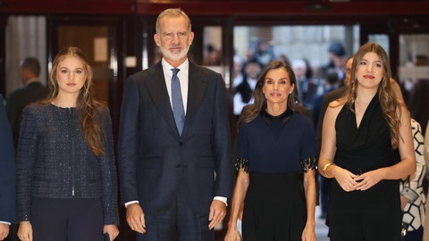 Prinzessin Leonor, König Felipe, Königin Letizia und Prinzessin Sofía beim Konzert am Vorabend der "Prinzessin von Asturien Preise".