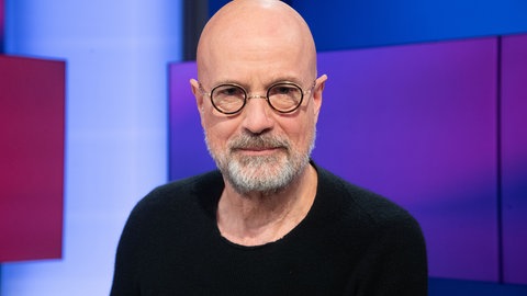 Der Schauspieler Christian Berkel blickt in die Kamera.