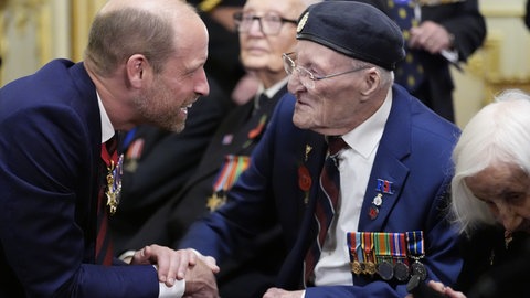Prinz William und der Veteran Ron Gumbley unterhalten sich bei einem Empfang für Veteranen im Schloss Windsor in London.