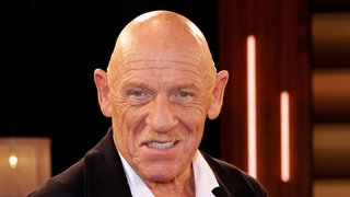 Der Schauspieler Joe Bausch lächelt in die Kamera.