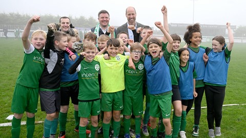 Prinz William feiert mit den Jugendspielerinnen und Jugendspielern des Fußballclubs Mousehole AFC.