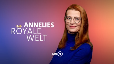 Royalexpertin Annelie Malun mit royalblauem Oberteil mit der Aufschrift "Annelies Royale Welt" – ARD