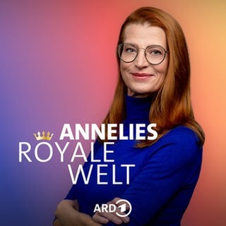 Royalexpertin Annelie Malun mit royalblauem Oberteil mit der Aufschrift "Annelies Royale Welt" – ARD