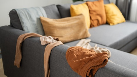 Macken: Der Partner lässt seine Klamotten rumliegen.