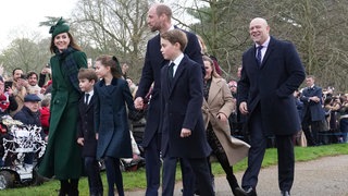 Prinzessin Kate, Prinz William und ihre Kinder Pinz Louis, Prinzessin Charlotte und Prinz George vor dem Weihnachtsgottesdienst in Sandringham 2024.