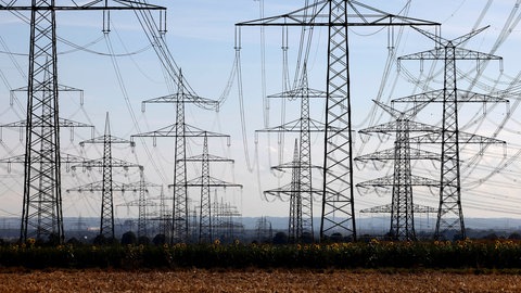 Infrastruktur: Stromnetz mit Kabeln und Masten während eines Stromausfalls