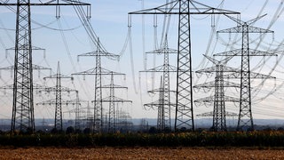 Infrastruktur: Stromnetz mit Kabeln und Masten während eines Stromausfalls