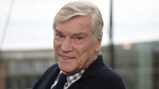 Schauspieler Jochen Busse schaut in die Kamera.