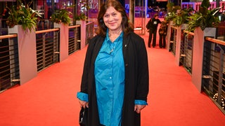 Schauspielerin Eva Mattes auf dem roten Teppich der Berlinale 2024
