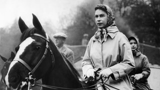 Königin Elisabeth 1959 bei einem Ausritt.