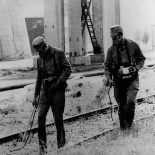 Soldaten messen nach der Katastrophe die radioaktive Strahlung auf dem Gelände des Atomkraftwerks Tschernobyl. Eine Explosion zerstörte am 26.04.1986 den Reaktorblock II des Kernkraftwerks in der Ukraine.