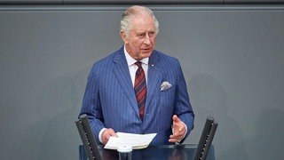Royale Staatsbesuche und Diplomatie: König Charles spricht während seines Staatsbesuchs in Deutschland im Deutschen Bundestag vor den Abgeordneten.