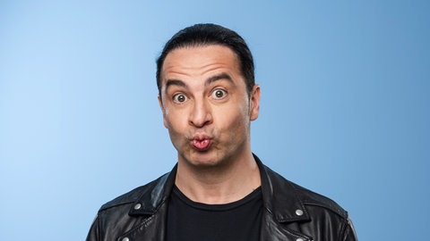 Der Comedian Bülent Ceylan schneidet eine Grimasse in die Kamera.