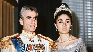 Der damalige Schah Mohammed Reza Pahlavi in Galauniform mit seiner Frau Kaiserin Farah Diba.