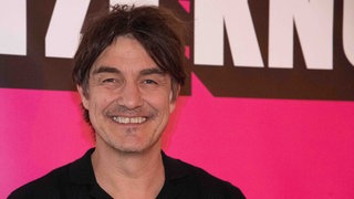 Der Comedian Matze Knop lächelt freundlich in die Kamera.