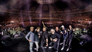Die Band PUR steht auf der Bühne und hat das Publikum hinter sich