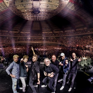 Die Band PUR steht auf der Bühne und hat das Publikum hinter sich