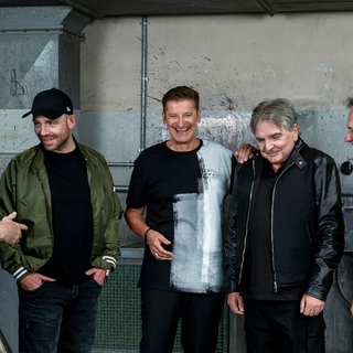 Die Band PUR steht zusammen und lacht