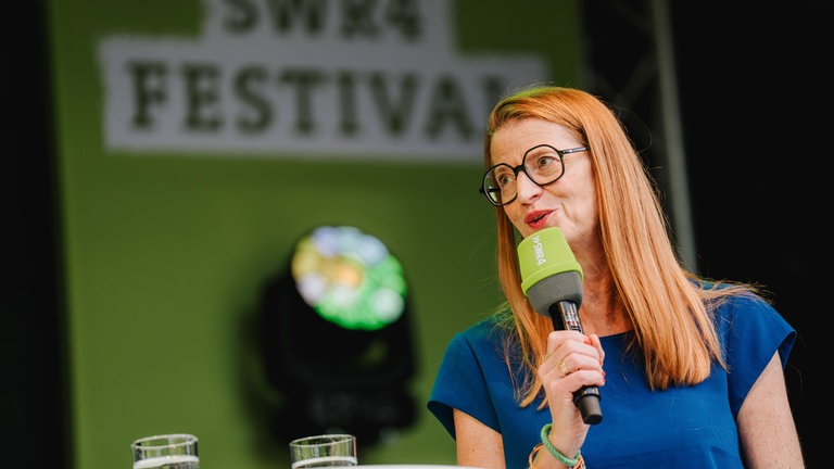 Royalexpertin Annelie Malun beim SWR4 Festival 2025 in Wörth