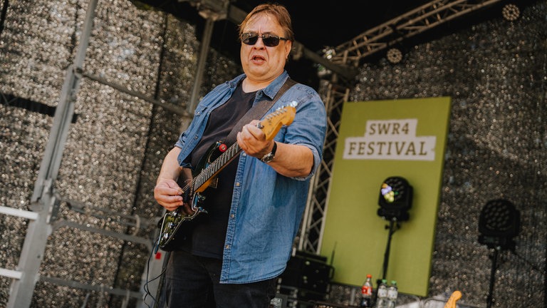 Der Guitarman alias Markus Golly stand auf der Open-Air-Bühne. 