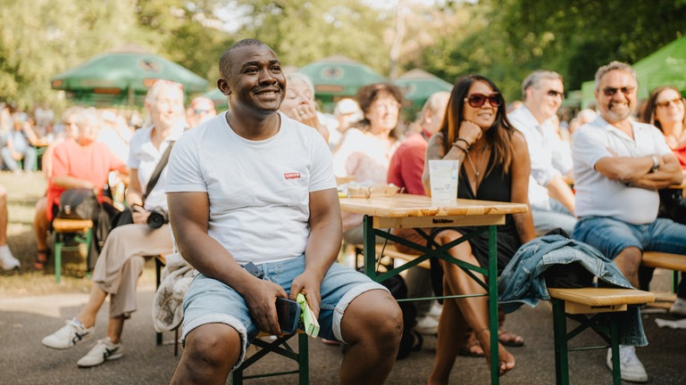 Besucher des SWR4 Festivals genießen den Bürgerpark in Wörth