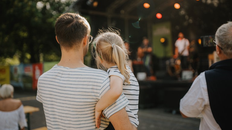 Besucher des SWR4 Festivals genießen den Bürgerpark in Wörth