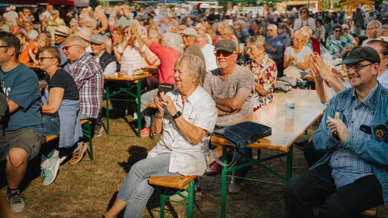 Besucher des SWR4 Festivals genießen den Bürgerpark in Wörth