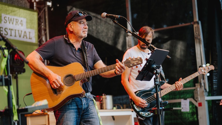 Der Guitarman und die ThomFreds auf der Bühne im Bürgerpark in Wörth beim SWR4 Festival