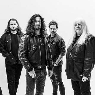 The Band The Sweet stehen alle nebeneinander und schauen in die Kamera