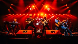 BeeGees by MainCourse stehen auf der Bühne