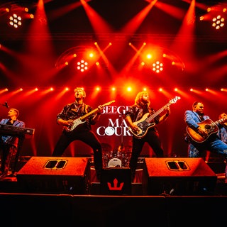 BeeGees by MainCourse stehen auf der Bühne